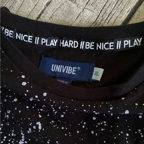 Youth crew neck short sleeve tee. Black with white spots. Boys size XL. - Picture 5 of 6